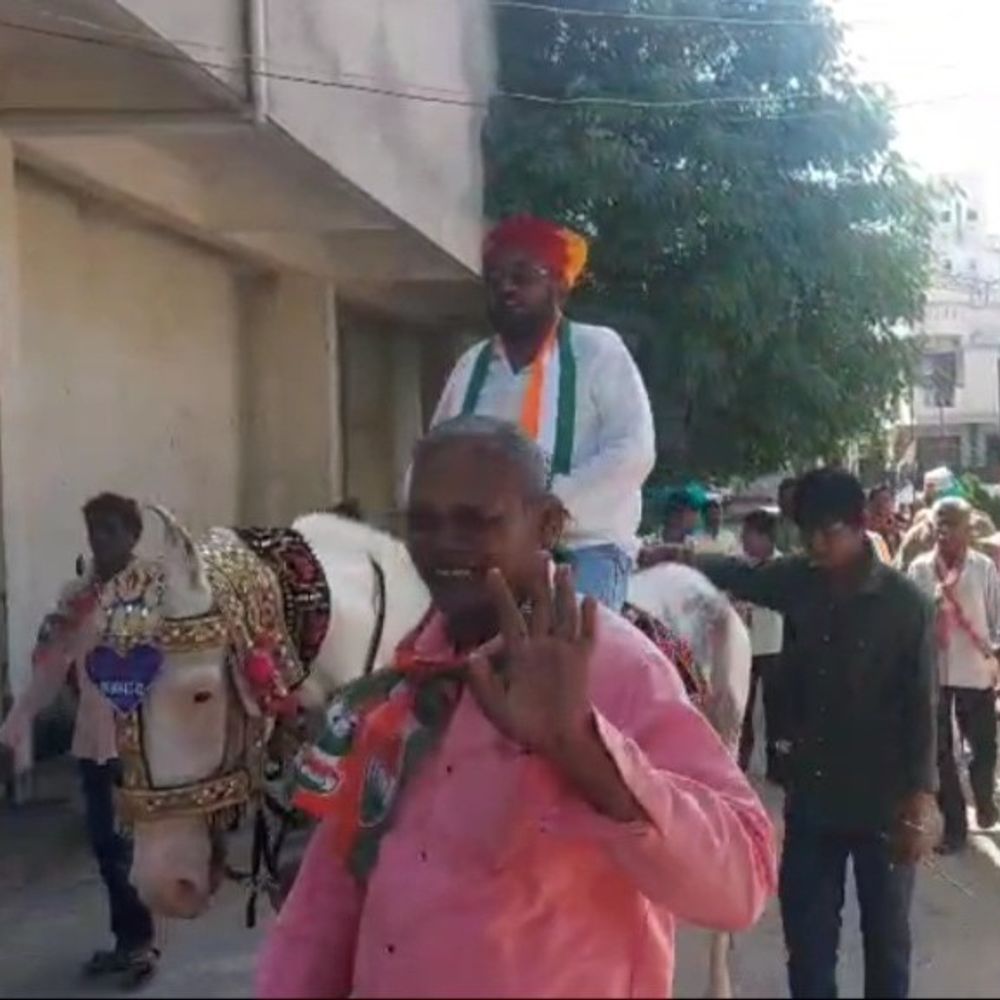 કોંગ્રેસ ઉમેદવાર ‘લગનના ઘોડા’ પર સવાર થઈ પ્રચારમાં ઉતર્યા:મોડાસામાં વોર્ડ 4ના મતદારોને રીઝવવા અનોખો અંદાજ અપનાવ્યો