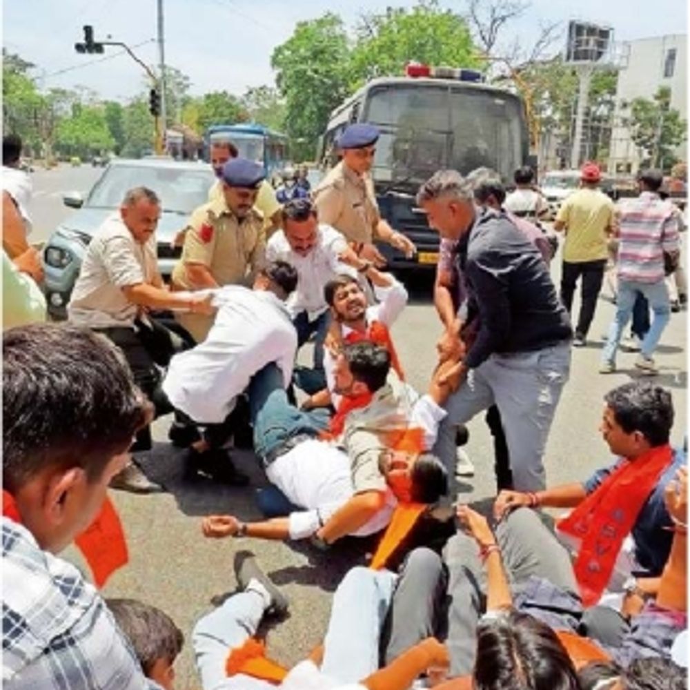 વિરોધ:ખાનગી યુનિ.ઓમાં જીકાસથી જ પ્રવેશ પ્રક્રિયાની માગણી સાથે એબીવીપીનો ફતેગંજમાં ચક્કાજામ