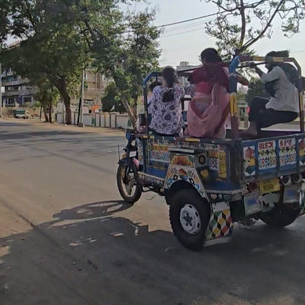 મોતરૂપી સ્પીડબ્રેકર અને તંત્રની ઘોર બેદરકારી.:જૂનાગઢના ચોબારી ફાટક પાસે ‘મોતનું સ્પીડબ્રેકર’: ટ્રેક્ટર પરથી ફંગોળાયેલો મજૂર ટાયર નીચે આવતા માંડ બચ્યો, અકસ્માતોના ભયાનક CCTV વાયરલ, તંત્ર ઘોર નિંદ્રામાં