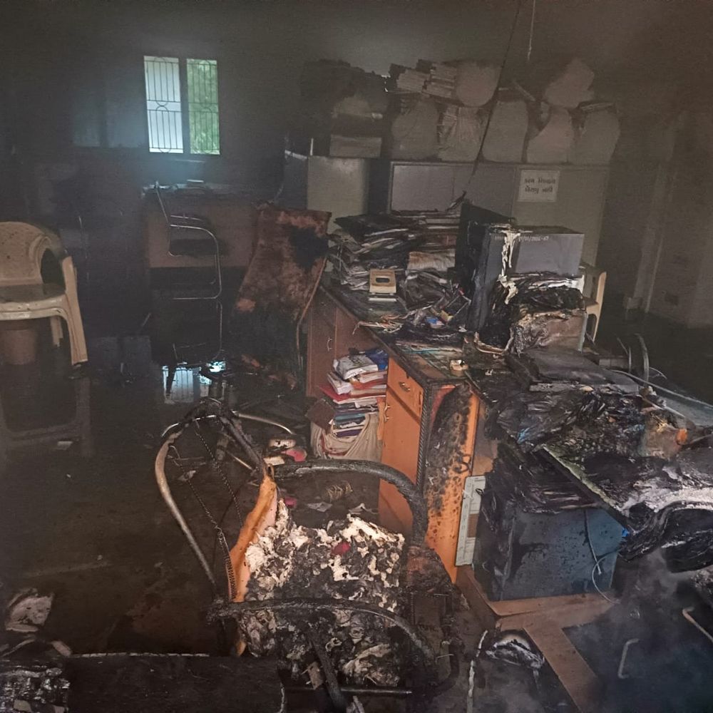 જામનગર જિલ્લા પંચાયતમાં શોર્ટ સર્કિટથી આગ:હેલ્થ વિભાગની કચેરીમાં 10 કોમ્પ્યુટર, પ્રિન્ટર બળીને ખાખ