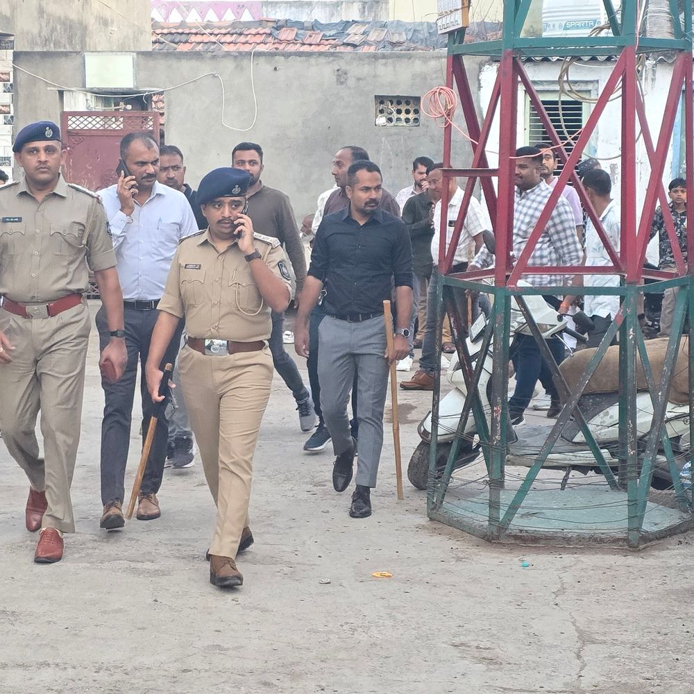 જામનગરમાં ચૂંટણી પહેલા સંવેદનશીલ વિસ્તારોમાં પોલીસનું ફૂટ પેટ્રોલિંગ:DYSP ઝાલા સહિત અધિકારીઓએ શંકરટેકરી, રજા નગરમાં નિરીક્ષણ કર્યું