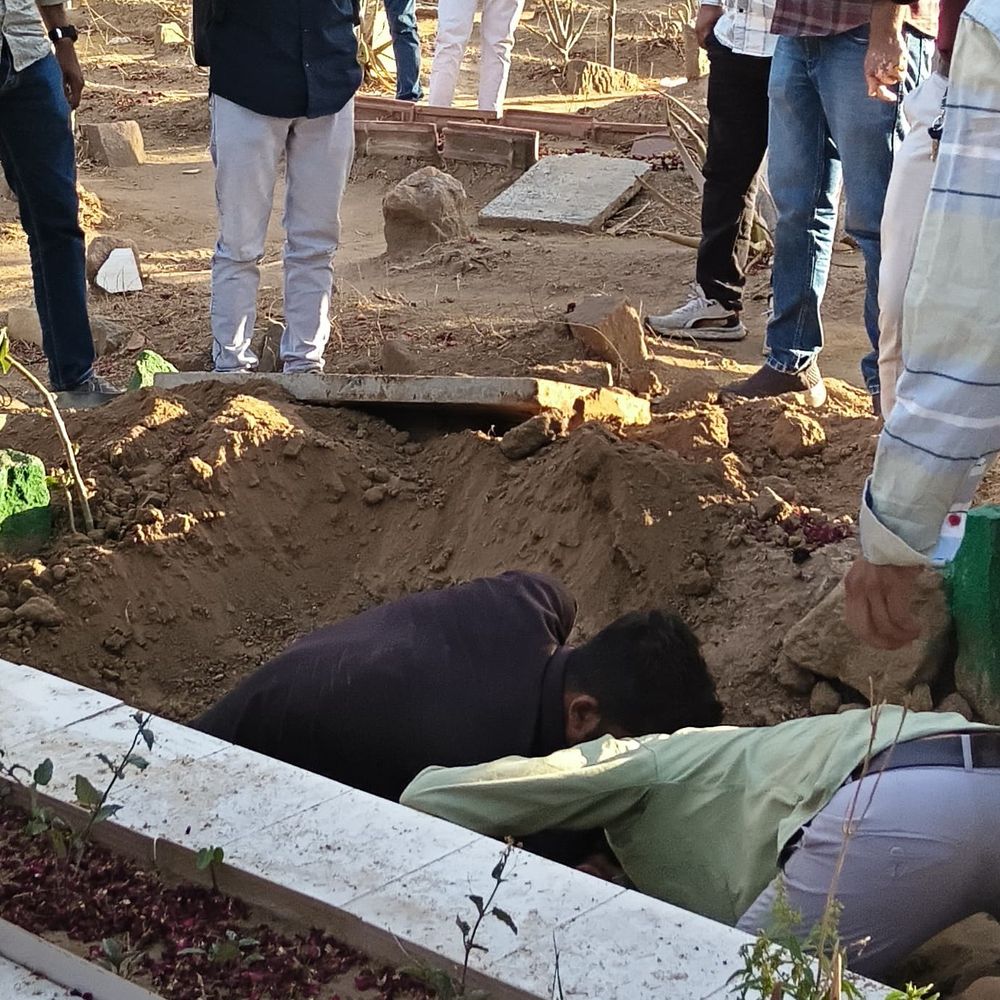 પશુબલી માગતા પુત્રની હત્યાની તાંત્રિક મહિલા પર આશંકા:ધ્રાંગધ્રામાં ક્રબસ્તાનમાંથી 4 વર્ષીય બાળકની લાશ કઢાઈ, ફોરેન્સિક તપાસ માટે રાજકોટ ખસેડાઈ