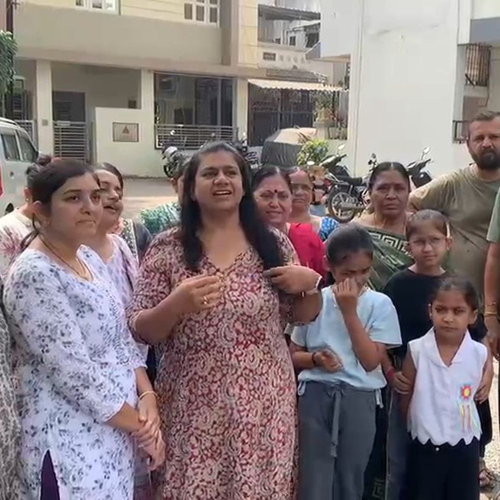 નવસારી વોર્ડ-12માં ચૂંટણી બહિષ્કારની ચીમકી:પાયાની સુવિધાના અભાવે ગૃહિણીઓનો હલ્લાબોલ, 'કામ નહીં તો વોટ નહીં'ના નારા