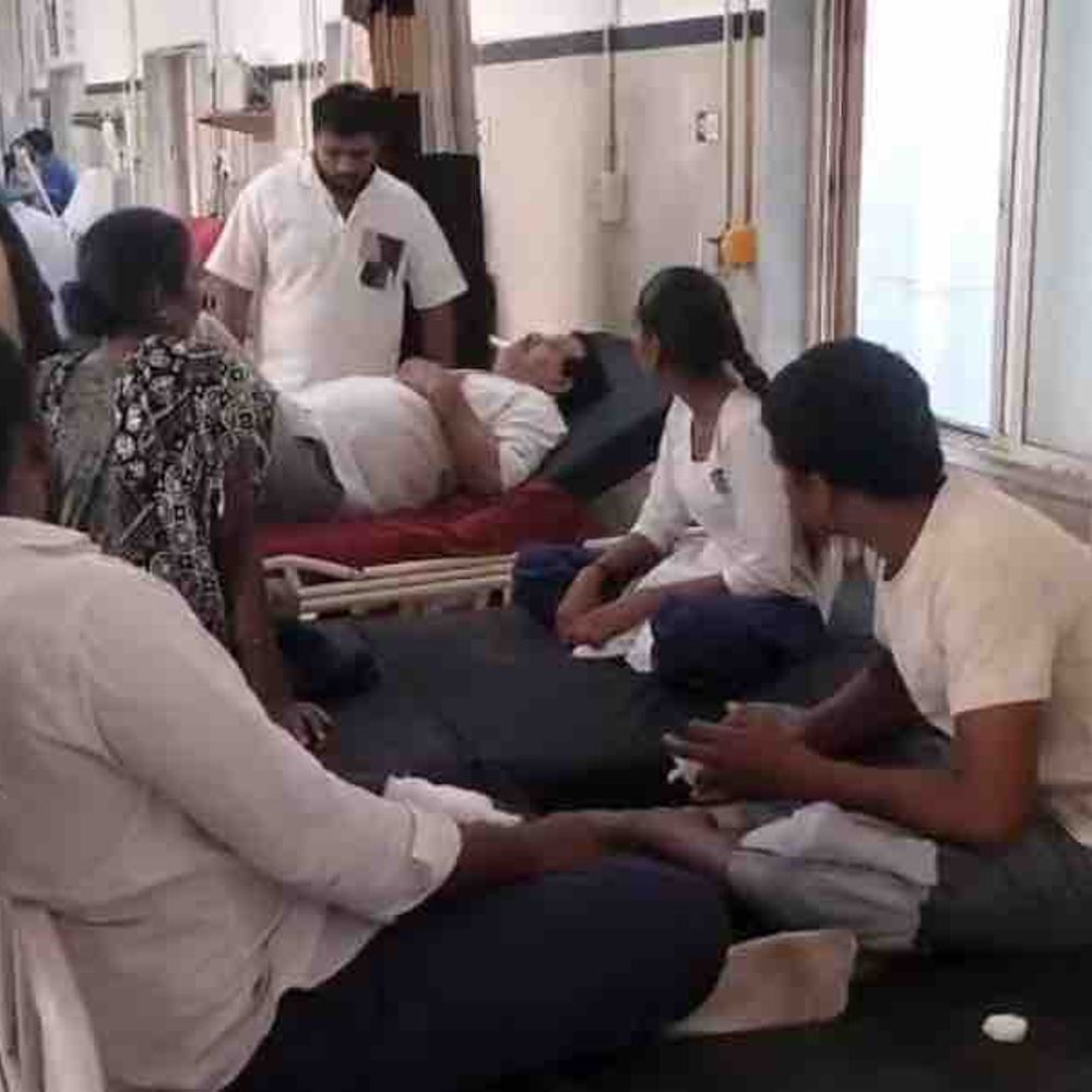 અમરેલીમાં સ્કૂલ બસ ખાળિયામાં ખાબકી, 20 વિદ્યાર્થી ઘાયલ:ચલાલાથી ગોપાલગ્રામ જતી બસનો અકસ્માત, પોલીસ તપાસ શરૂ