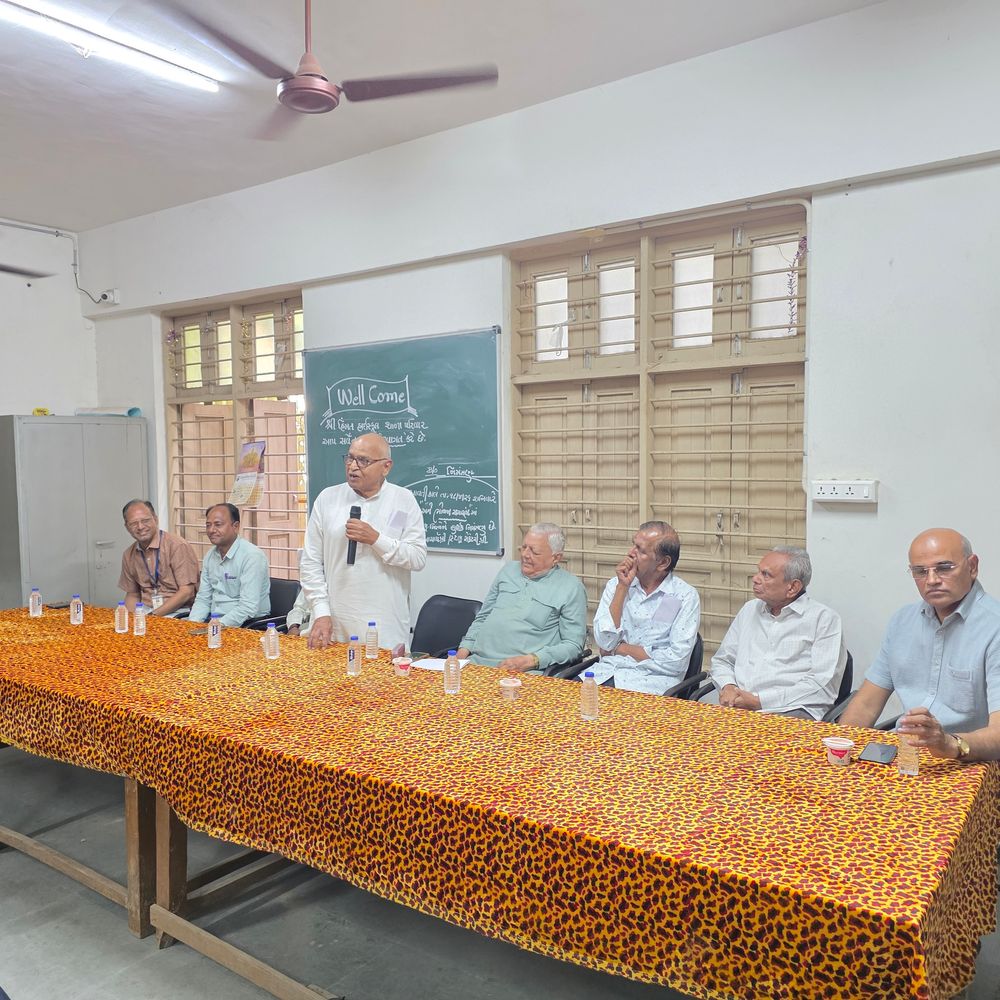 હિંમત હાઈસ્કૂલમાં નિવૃત્ત કર્મચારીઓનો મિલન સમારોહ:40થી વધુ પૂર્વ કર્મચારીઓએ શાળાને ઉપયોગી માર્ગદર્શન પૂરું પાડ્યું અને ભૂતકાળની યાદો તાજી કરી