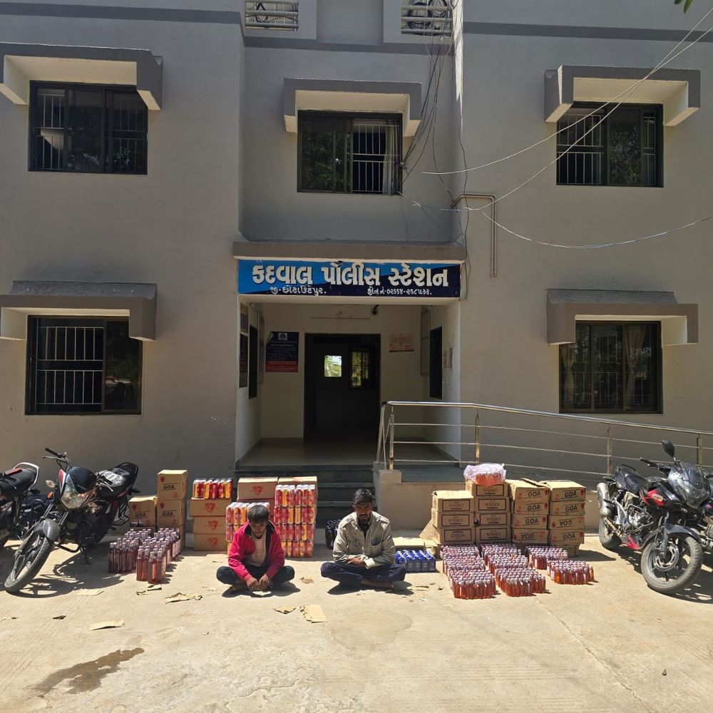 છોટા ઉદેપુરમાં ₹6.35 લાખનો વિદેશી દારૂ ઝડપાયો:વસંતગઢ પાસેથી બે બાઇક પર લઈ જવાતો જથ્થો પકડાયો