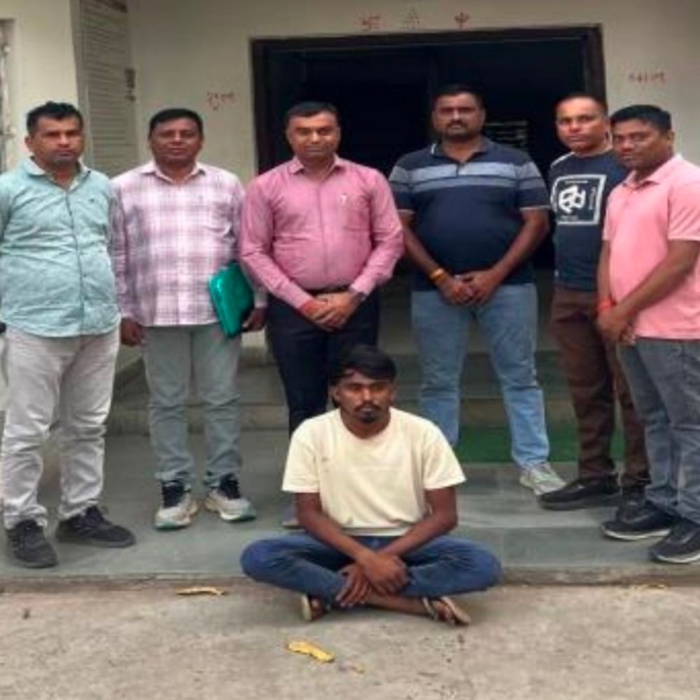 સંતરામપુર પ્રોહીબિશન કેસનો ફરાર આરોપી પકડાયો:મહીસાગર પેરોલ ફર્લો શાખાએ દાહોદમાંથી ઝડપ્યો, એક વર્ષથી ફરાર હતો