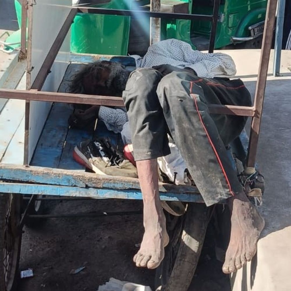 હિંમતનગર Bus Stand સામે લારીમાંથી અજાણ્યા શખસની લાશ મળતા પોલીસ તપાસ શરૂ.