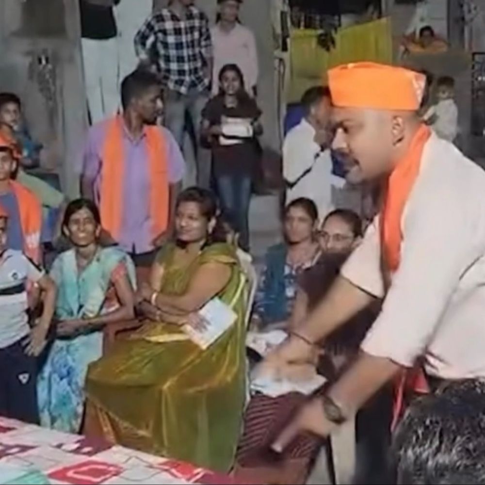 લિંબાયતમાં કોંગ્રેસની મિટિંગમાં ભાજપના કાર્યકરોનો હંગામો:જય શ્રીરામના નારા લગાવ્યા, કહ્યું- મારી સોસાયટી છે, વોટ માંગવા આવ્યા છો, 5 વર્ષથી ક્યાં ગાયબ હતા