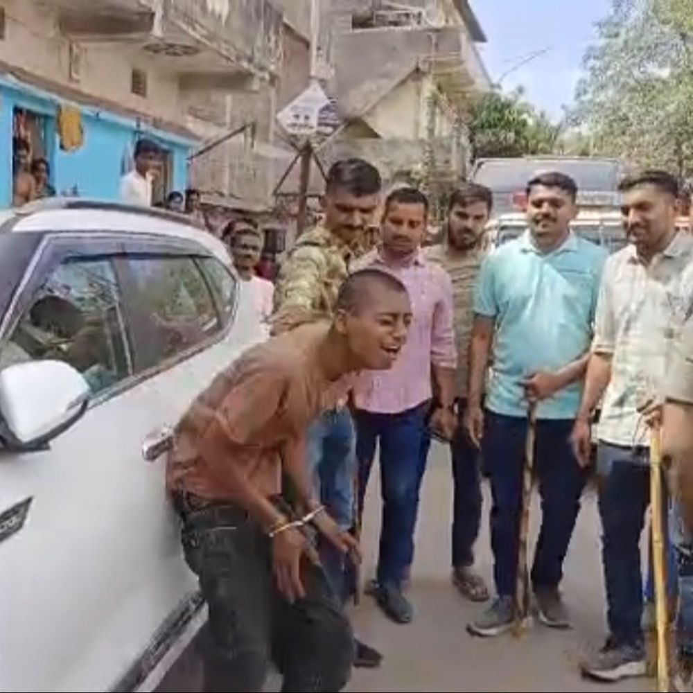 પોલીસકર્મીએ દંડો ફટકારતા પગ પકડી રડવા લાગ્યો, VIDEO:સુરતમાં રિક્ષા-કારમાં તોડફોડ કરી લોકોને ચપ્પુથી ધમકાવનારને હાથકડી પહેરાવી સ્થળે લઈ જવાયો; હાથ જોડી માફી માગી