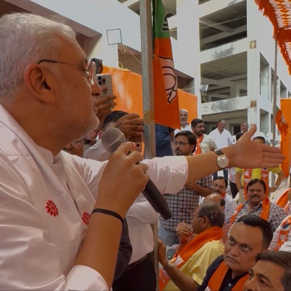 ‘ચાય પર સંવાદ’માં જગદીશ વિશ્વકર્મા બન્યા શિક્ષક, કાર્યકર્તાઓનો 'ક્લાસ' લીધો:મતદારો સુધી સરકારી યોજનાઓના ફાયદા પહોંચાડવા અને લાભાર્થીઓની યાદી સાથે રાખવા ટ્રેનિંગ આપી