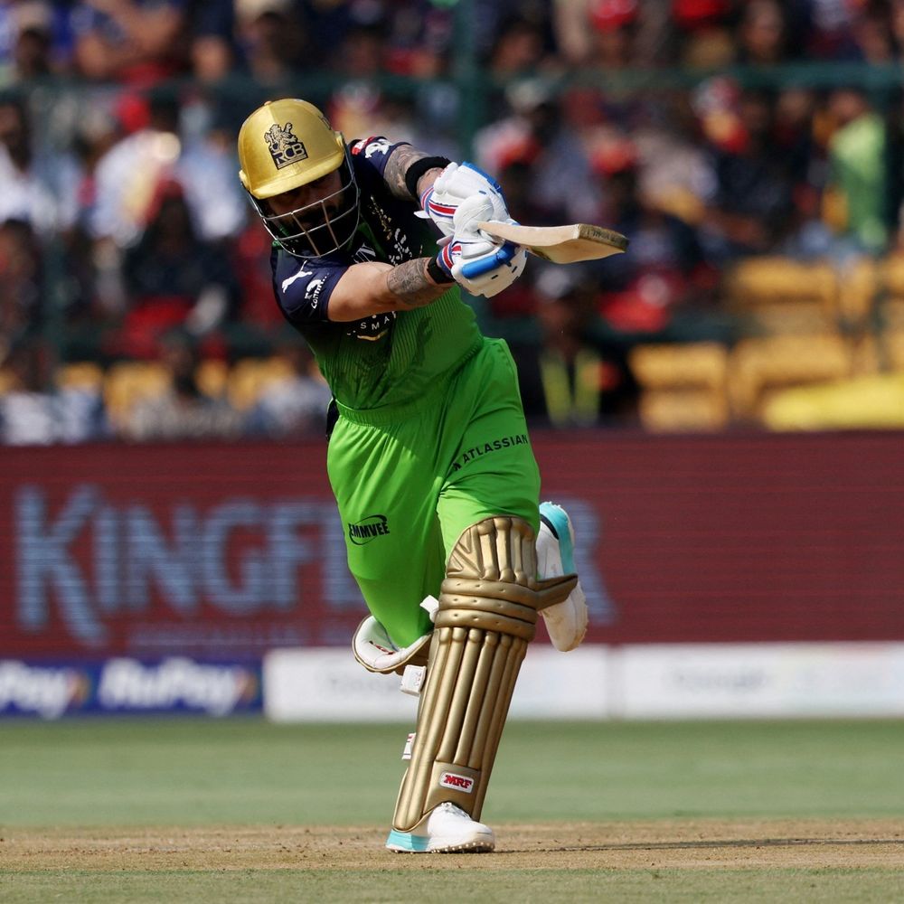 સોલ્ટે દિલ્હીવાળાઓનું બ્લડ પ્રેશર વધાર્યું:છગ્ગા સાથે શાનદાર ફિફટી પૂર્ણ કરી, RCBએ પાવરપ્લેમાં 'વિરાટ' વિકેટ ગુમાવી