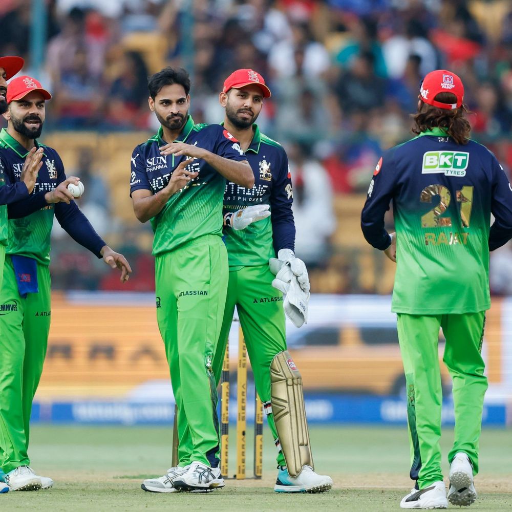 ભુવનેશ્વર કુમારે દિલ્હીના દિલ બેસાડ્યા:બે ઓવરમાં ત્રણ બેટર્સને ઘર ભેગા કર્યા, RCBએ DCને 176 રનનો ટાર્ગેટ આપ્યો