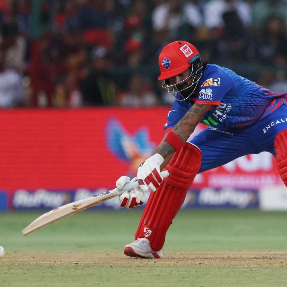 રાહુલ ફિફટી ફટકારી આઉટ:કોહલીએ ડાઈવ લગાવીને શાનદાર કેચ પકડ્યો; દિલ્હી-બેંગલુરુ વચ્ચેની મેચ જામી