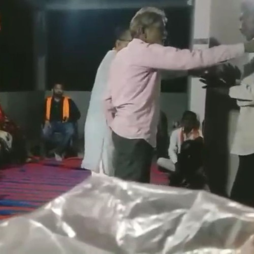 ધારાસભ્યનો આયુષ્યમાન કાર્ડ મુદ્દે વિરોધ: નસવાડીના લિન્ડામાં ચૂંટણી પ્રચાર વખતે બોલાચાલી થઈ.