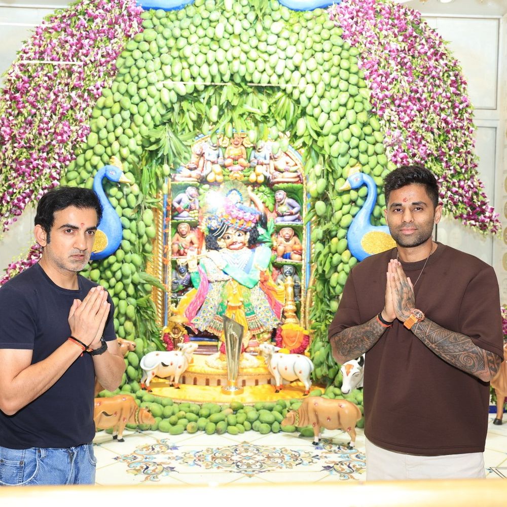 T-20 વર્લ્ડ કપ ટ્રોફી લઈને સૂર્યા-ગંભીર સાળંગપુર પહોંચ્યા:ભારતની જીતની માનતા પૂર્ણ કરી, હનુમાનજીના ચરણોમાં ટ્રોફી અર્પણ કરી