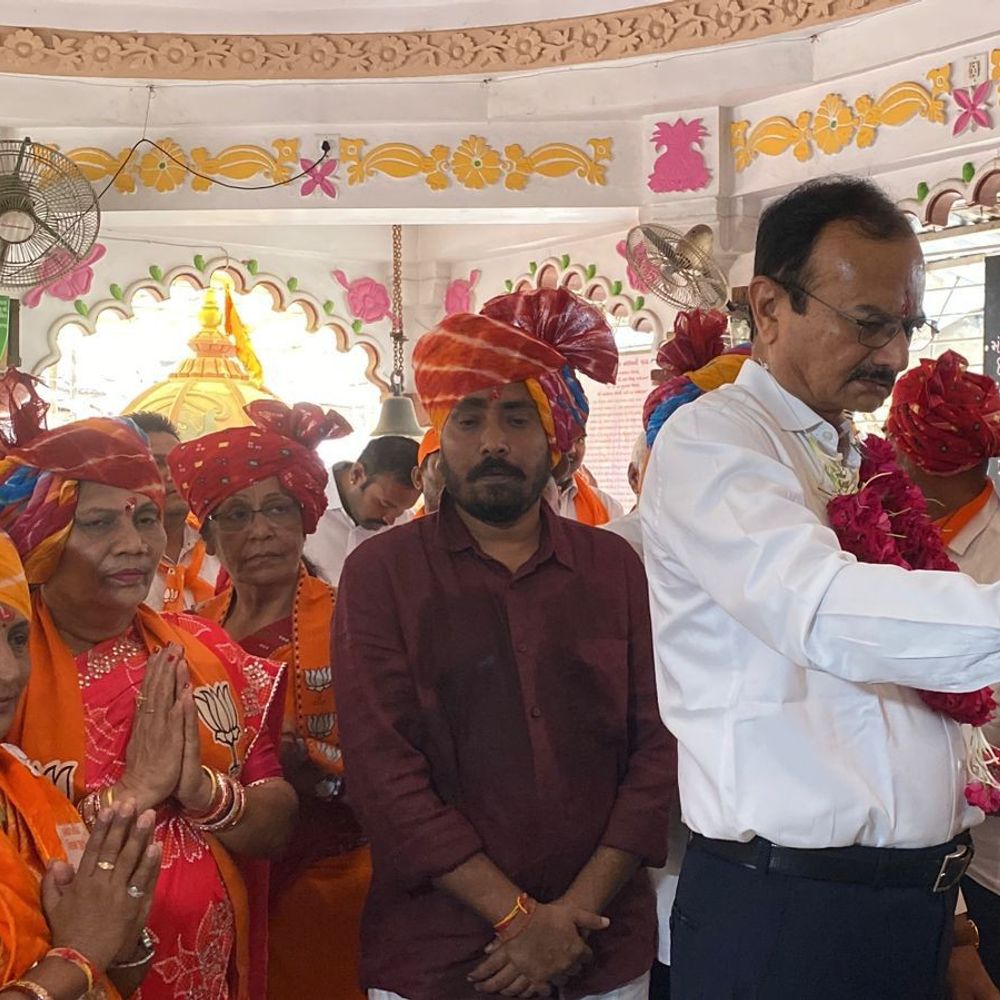 વટવામાં ભાજપની કેસરિયા પદયાત્રા:ઉમેદવારોએ સાફો પહેરી વિજયના વિશ્વાસ સાથે પ્રચાર કર્યો, પૂર્વ ગૃહ રાજ્યમંત્રી પણ જોડાયા