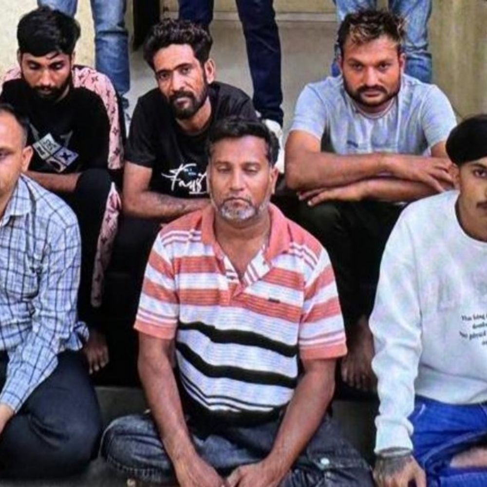 પેરોલફલો સ્કોવડનો જુગારધામ પર દરોડો:બોરતળાવ મફતનગર વિસ્તારમાં જાહેરમાં જુગાર રમતા 6 જુગારીઓ ઝડપાયા