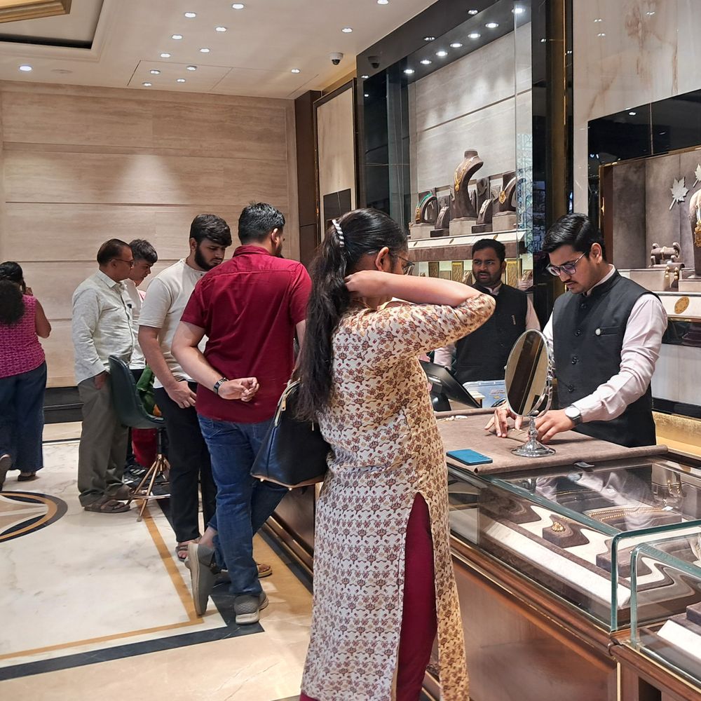 ગતવર્ષની તુલનાએ સોનાના ભાવ બમણા:રાજકોટમાં અખાત્રીજનાં મુહૂર્તને સાચવવા માટે લોકો હોંશભેર ખરીદી કરતા જોવા મળ્યા, ગતવર્ષની તુલનાએ ઘરાકી ઓછી હોવાનો વેપારીઓનો મત