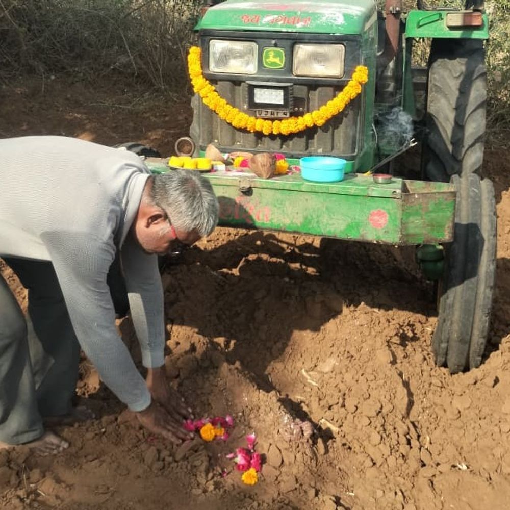 અખાત્રીજે સાબરકાંઠાના ખેડૂતોએ ખેડાણનું મુહૂર્ત કર્યું:હિંમતનગર સહિત જિલ્લામાં પરંપરાગત રીતે કૃષિ કાર્યનો પ્રારંભ