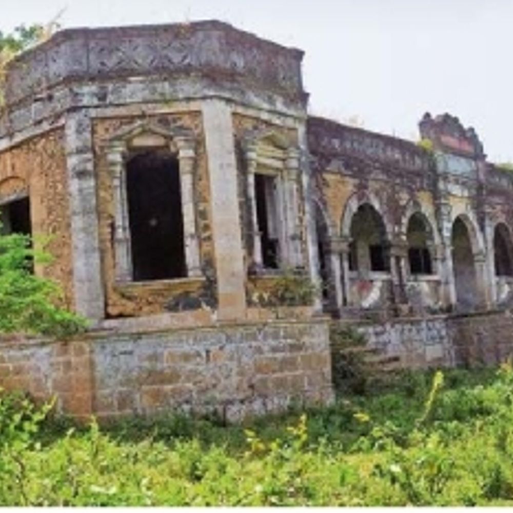 વૈભવી વારસો બન્યો જર્જરિત:ત્રાપજની કૃષ્ણકુમારસિંહજી ડિસ્પેન્સરી 66 વર્ષથી ખંડેર