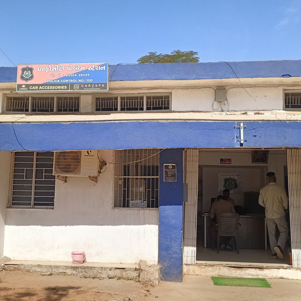 ખેતરમાં ચાલતા જુગારધામ પર પોલીસનો દરોડો:કુડાસણમાં 12 જુગારી ઝડપાયા, 58 હજારનો મુદ્દામાલ જપ્ત