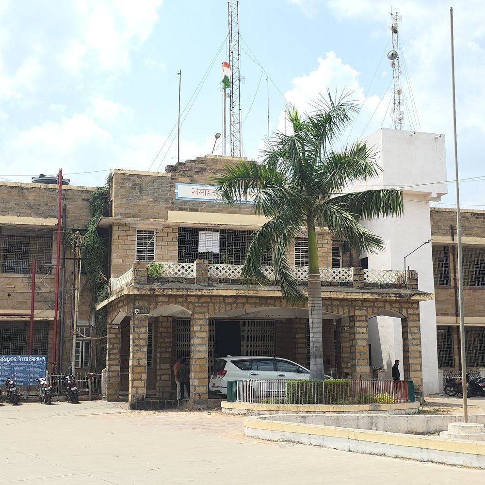 સુરેન્દ્રનગરમાં મતદાન મથકોની 200 મીટર ત્રિજ્યામાં પ્રતિબંધ:જિલ્લા મેજિસ્ટ્રેટ જી.એચ. સોલંકી દ્વારા જાહેરનામું બહાર પાડવામાં આવ્યું