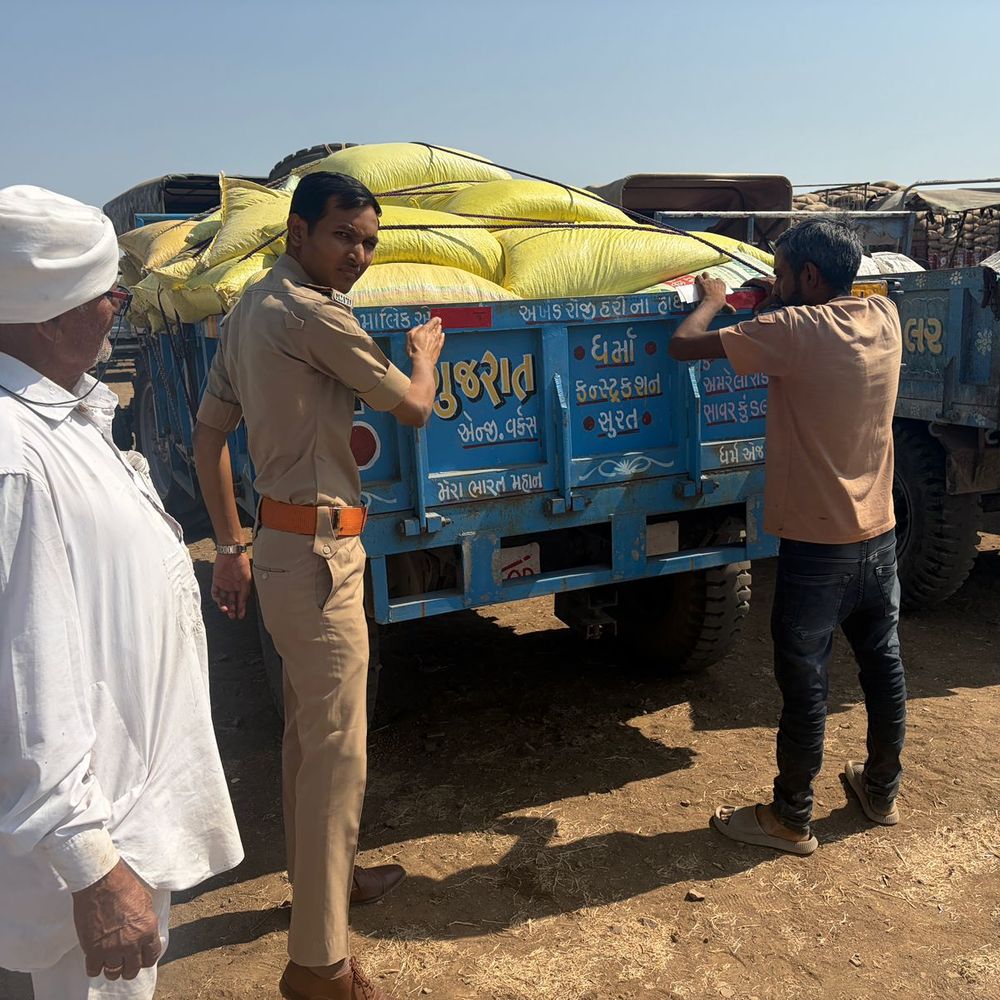 અમરેલી RTO દ્વારા ધારી માર્કેટિંગ યાર્ડમાં 60 ખેતીના વાહનોમાં રેડિયમ રિફ્લેક્ટર લગાડાયા.