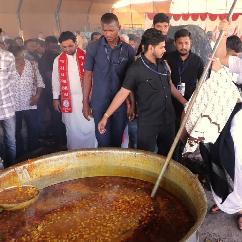 વજાબાપાની પુણ્યતિથિ નિમિત્તે 5 લાખ શ્રદ્ધાળુઓએ જીગ્નેશ દાદાની કથામાં મહાપ્રસાદ લીધો, કોઠારીયામાં ભવ્ય આયોજન.