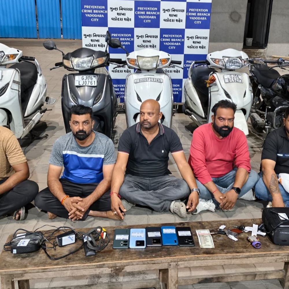 અલકાપુરીમાં ઓનલાઈન સટ્ટો રમી રહેલા પાંચ શખ્સો ઝડપાયા:પ્રોજેક્ટર પર IPL મેચ જોઈ સટો રમતા'તા, મોબાઈલ, રોકડ અને વાહનો સહિતનો 2.91 મુદ્દામાલ જપ્ત