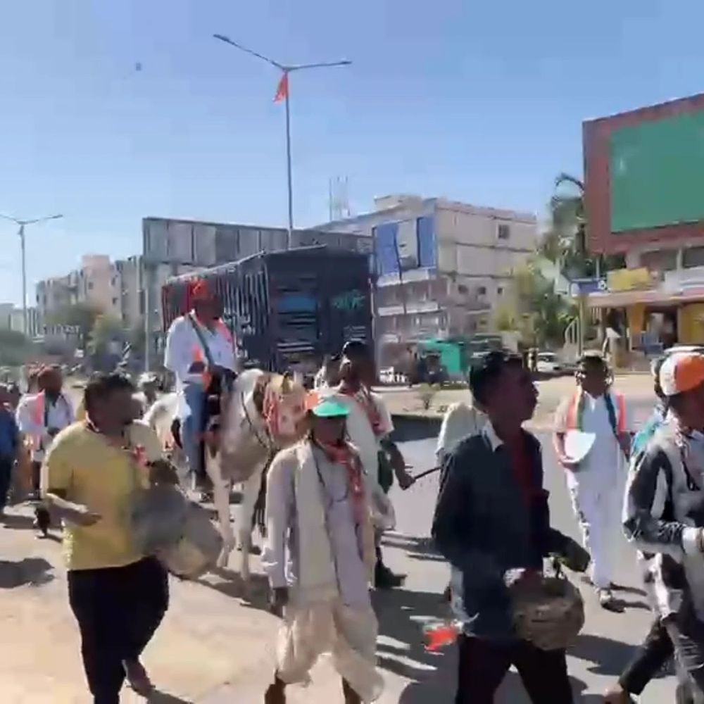 મોડાસામાં Congress ઉમેદવારોનો ઘોડા પર અનોખો પ્રચાર.