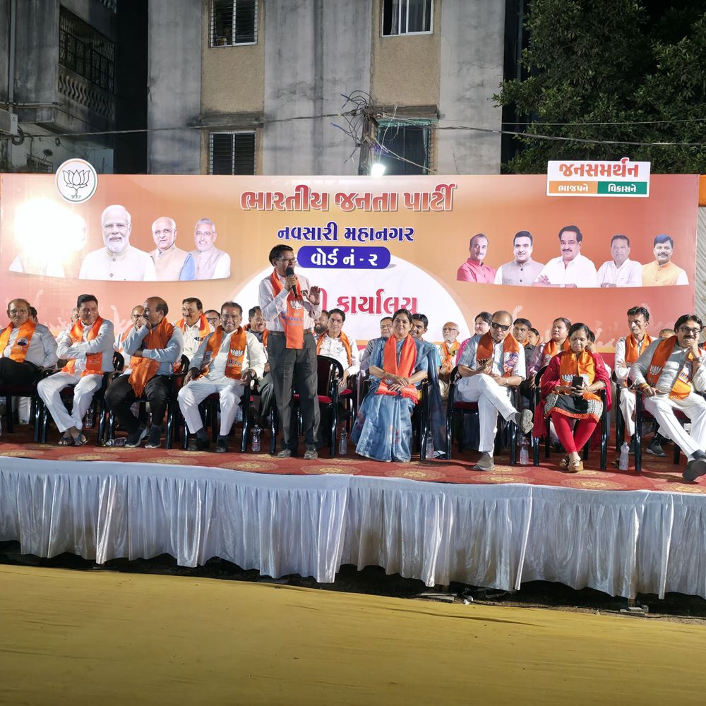 નવસારીમાં AAPને ઝટકો:AAPના શહેર પ્રમુખ સહિતના 10 હોદ્દેદારો ભાજપમાં જોડાયા, ચૂંટણી પહેલા ગણિત બગડ્યું
