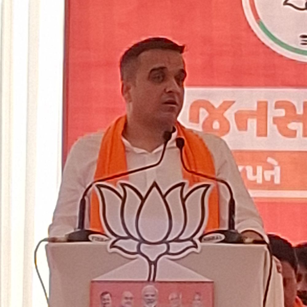 હર્ષ સંઘવીનો વલસાડમાં કોંગ્રેસ-AAP પર પ્રહાર:કોંગ્રેસીઓ ગામમાં આવે ત્યારે પૂછજો એક ગરીબ મહિલાને દેશની સંસદમાં જતા રોકવાનું પાપ તેમણે કેમ કર્યું?