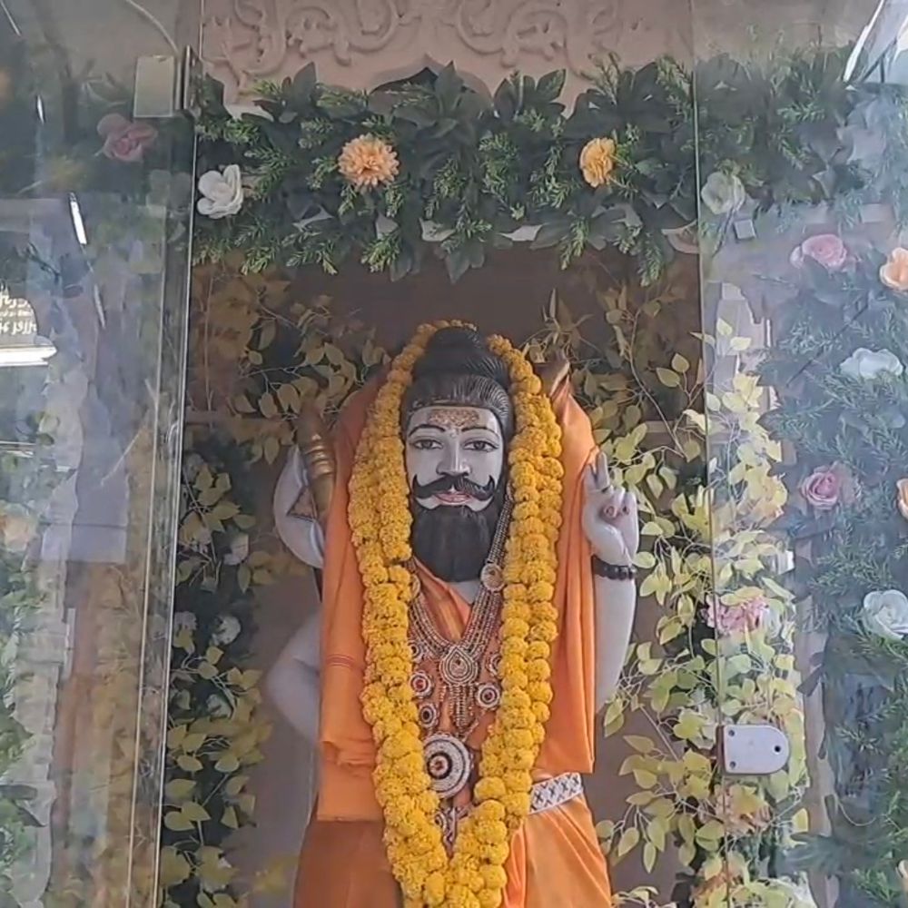 પાટણમાં પરશુરામ જન્મોત્સવની શોભાયાત્રામાં આધ્યાત્મિકતાનો સમન્વય:પ્રથમવાર રાત્રિના સમયે શાંતિપૂર્ણ યાત્રા નીકળી, ભજન-કીર્તન સાથે દીપક ધારણ કર્યા