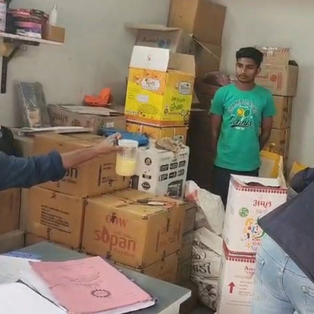 સુરેન્દ્રનગરમાં ભેળસેળયુક્ત અમુલ ઘીનો જથ્થો ઝડપાયો:SOGએ ₹2.35 લાખનો મુદ્દામાલ જપ્ત કર્યો, બેની ધરપકડ; જથ્થો અમદાવાદની નારાયણી એન્ટરપ્રાઇઝથી આવ્યો