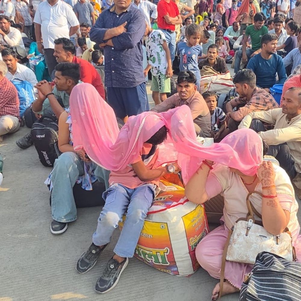 ઉધના રેવલે સ્ટેશન પર 16 કલાકથી ભૂખ્યા-તરસ્યા ટળવળતા મુસાફરો:અસહ્ય ગરમીમાં એક બેભાન, હાથમાં પત્નીની અસ્થિ સાથે યુવકની વેદના; 8000 લોકો માટે માત્ર બે ટ્રેન