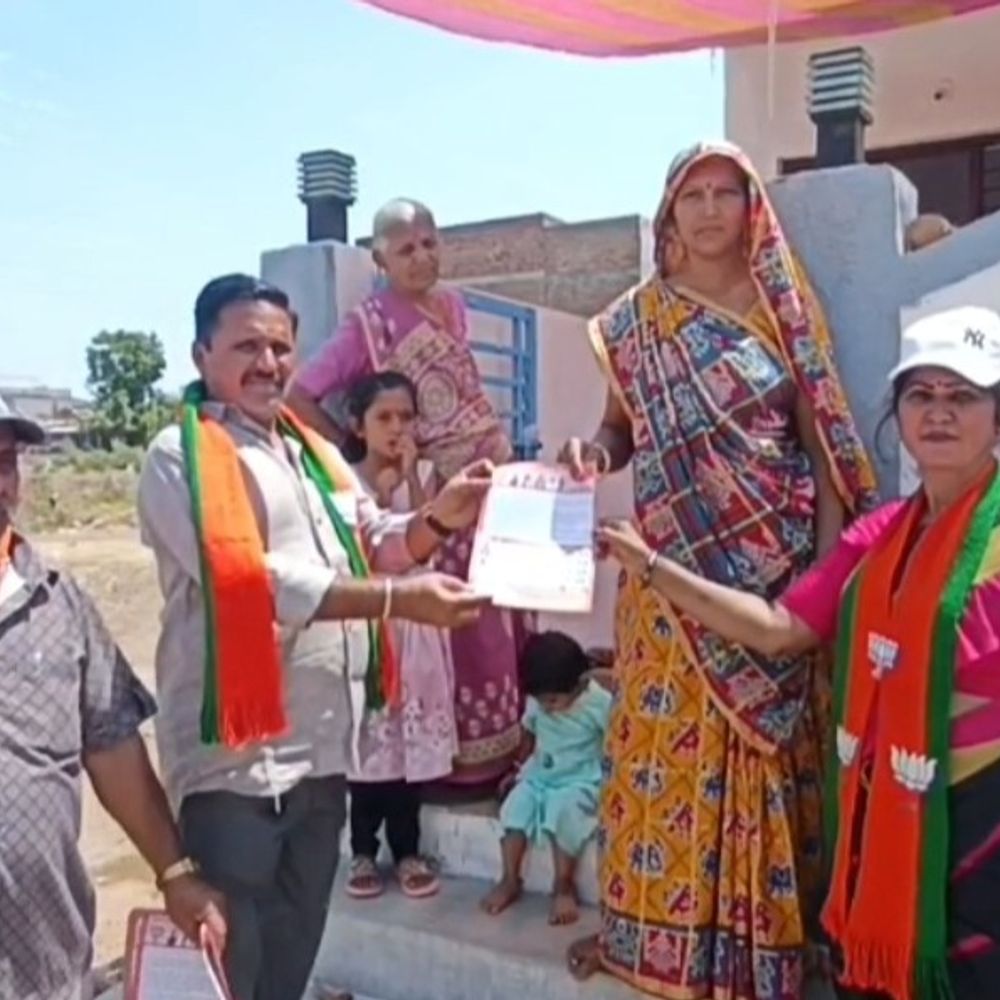 વઢવાણ વોર્ડ 11 ભાજપ ઉમેદવારોનો ડોર-ટુ-ડોર પ્રચાર શરૂ:મતદારોને વિકાસના કામો માટે જંગી બહુમતીથી જીતાડવા અપીલ કરી