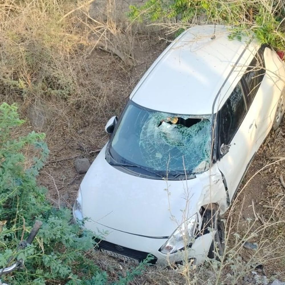 પાળીયાદ-રાણપુર રોડ પર અકસ્માતમાં 2ના મોત:બાઈકસવાર પરિવારને કારે ઉલાળ્યો, એક મહિલા અને પુરૂષનું પ્રાણપંખેરું ઉડી ગયું, એક બાળક સહિંત 2ને રાજકોટ ખસેડાયા