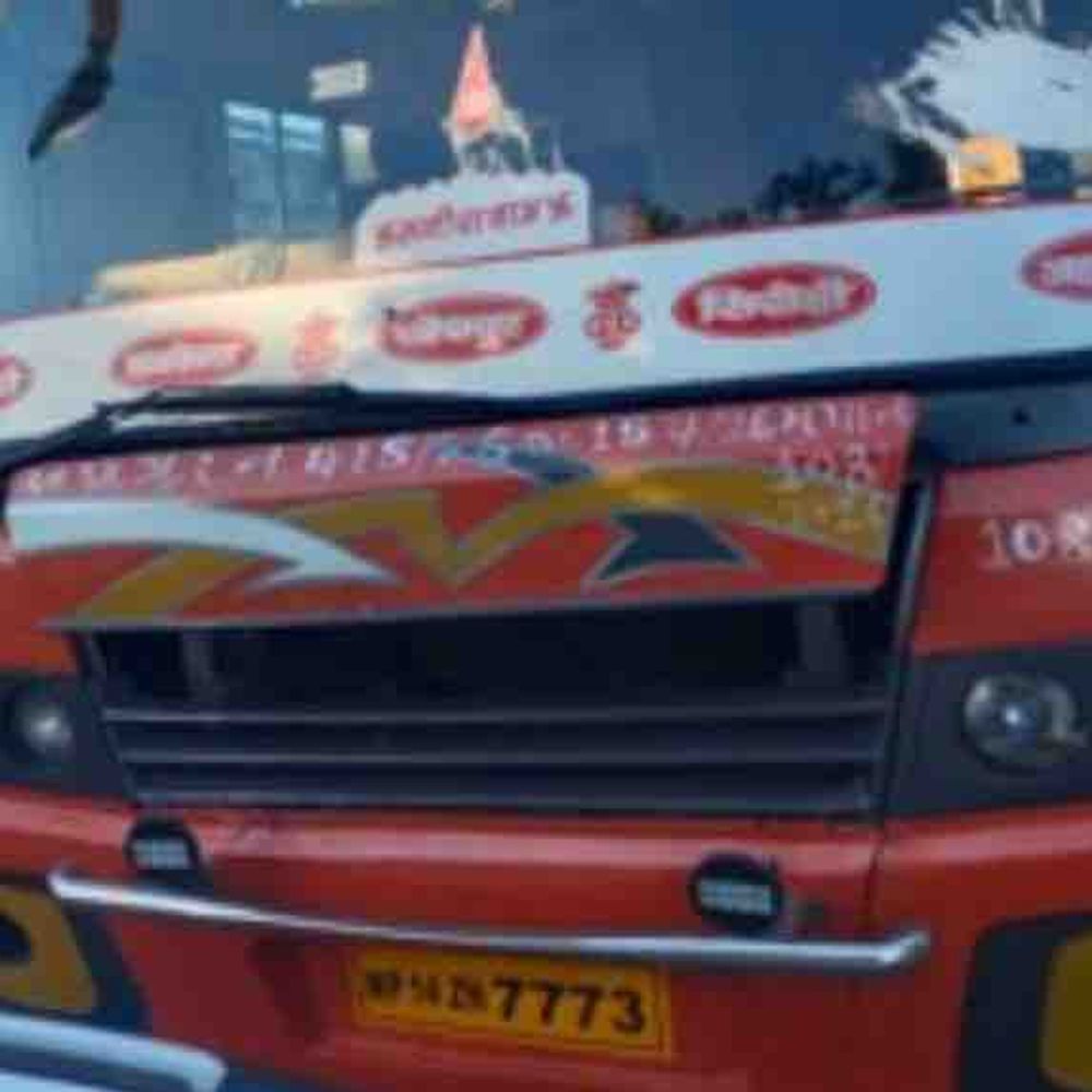 અમીરગઢ ચેકપોસ્ટ પર ટ્રાવેલ્સ બસમાંથી દારૂ ઝડપાયો:ગુપ્તખાનામાંથી 60 બોટલ વિદેશી દારૂ મળ્યો, ₹18.40 લાખનો મુદ્દામાલ જપ્ત