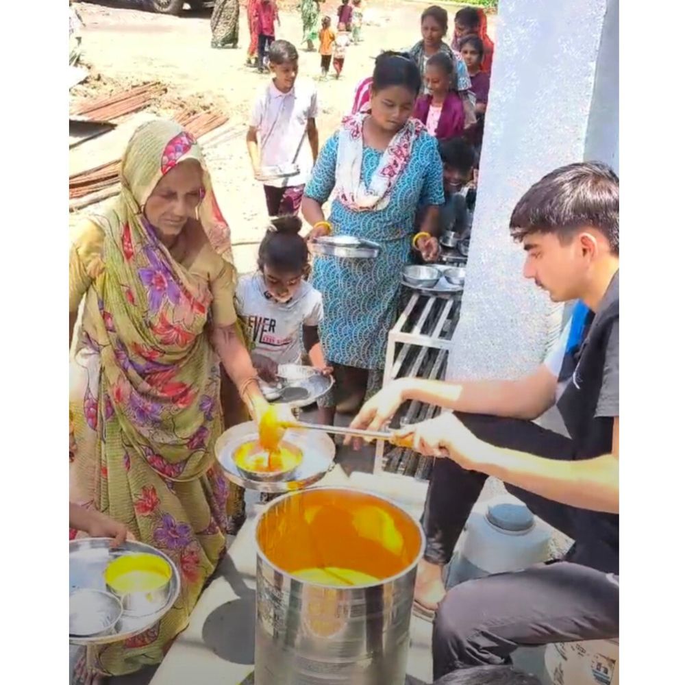 200 થી વધુ શ્રમજીવીઓને ભોજન અપાય છે.:ભાવનગરમાં ''બચપન ચેરીટેબલ ટ્રસ્ટ'' ની દૈનિક અન્ન વિતરણ સેવા