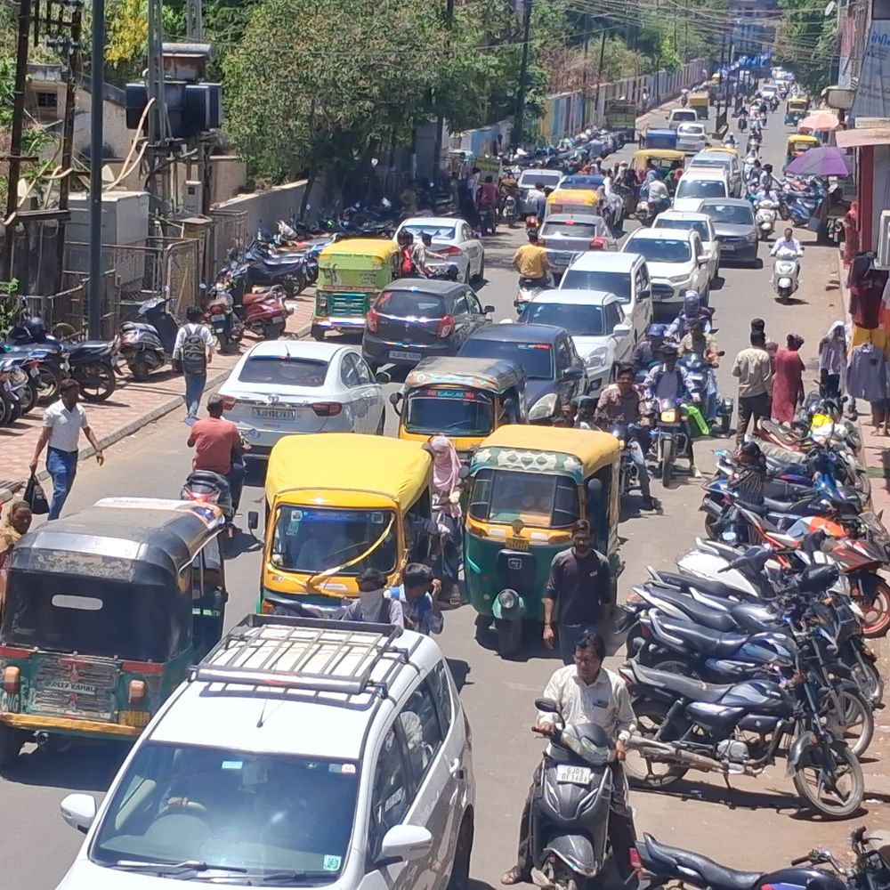 રાહદારીઓ પરેશાન:હિંમતનગરમાં મદ્રેસા-આંબાવાડી રોડ નવીનીકરણ માટે ખોદતાં ટાવર રોડ ઉપર દિવસભર ટ્રાફિકજામ