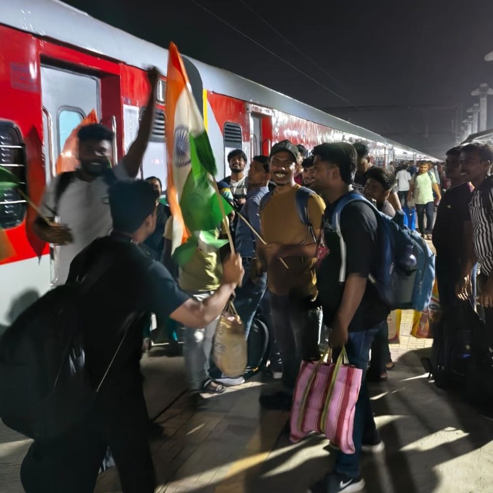 સુરતથી સોનાર બાંગ્લા:ઉધના સ્ટેશન પર 'મિની બંગાળ' જેવો માહોલ, તિરંગા લઇ 1300 શ્રમિકો મતદારો સાથે 'વોટર્સ સ્પેશિયલ' ટ્રેન રવાના, ગૂંજ્યા વંદે માતરમ્ અને જય શ્રી રામના નારા