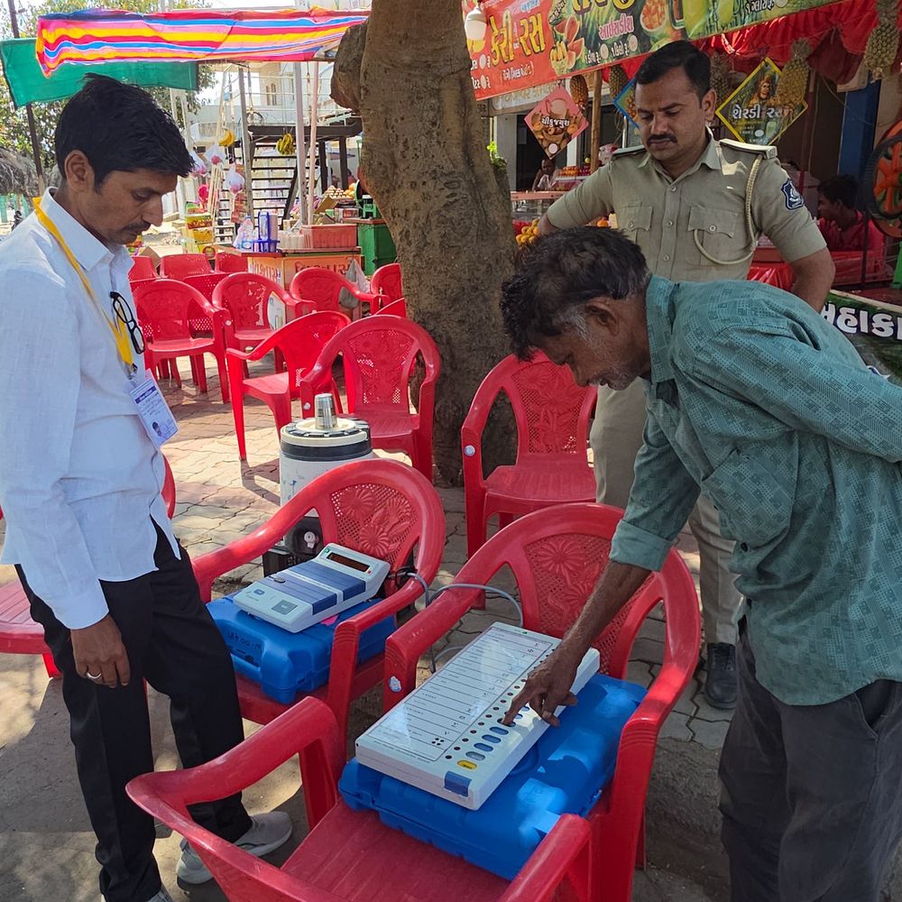 સુરેન્દ્રનગરમાં EVM ડેમોસ્ટ્રેશન શરૂ:મતદારોને મતદાન પ્રક્રિયાની ટેકનિકલ જાણકારી અપાશે