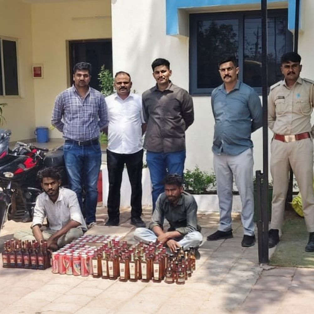 હિંમતનગર પાસે બે યુવકો વિદેશી દારૂ સાથે ઝડપાયા:રાજસ્થાનથી લવાતો ₹1.10 લાખનો મુદ્દામાલ જપ્ત, એક ફરાર