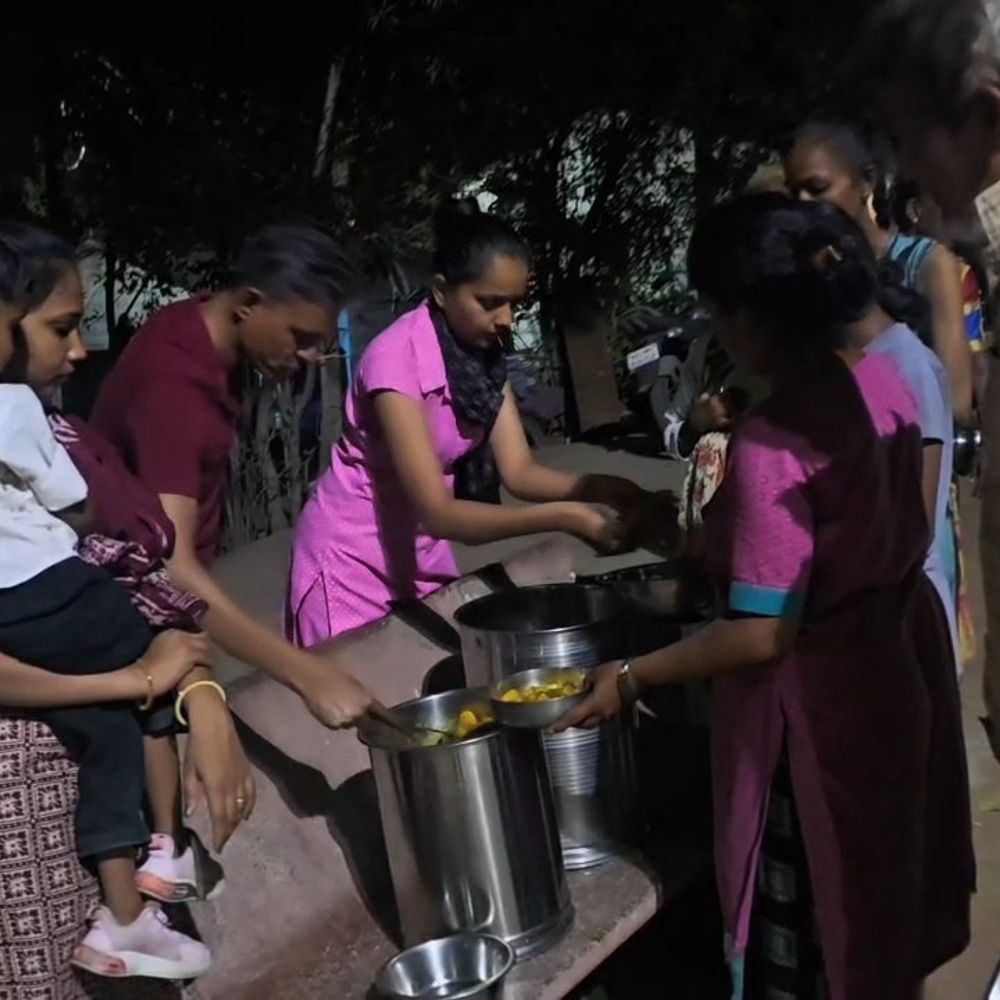 ઇડરમાં દીકરીના જન્મદિને TB દર્દીઓને પોષણ કીટ વિતરણ:રક્તપિતના દર્દીઓને ભોજન આપી અનોખી માનવસેવાની પહેલ