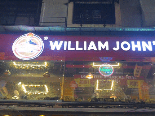 વિલિયમ જ્હોન્સ પિત્ઝામાં ડોક્ટરને કડવો અનુભવ: વાળ નીકળતા AMCમાં ફરિયાદ.