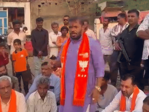 રાજુલાના ધારાસભ્ય હીરા સોલંકીની ચેતવણી: દાદાગીરી કરશો તો અડધી રાતે ગાડીઓ લઈને આવીશું, વીડિયો વાઈરલ થતાં રાજકારણમાં ગરમાવો.