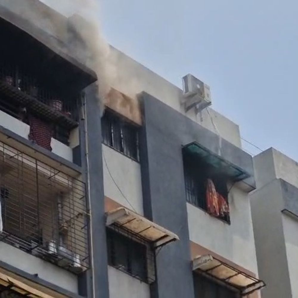 નવસારીના દેવલ એપાર્ટમેન્ટમાં ભીષણ આગ:છઠ્ઠા માળે શોર્ટ સર્કિટથી આગ, કોઈ જાનહાનિ નહીં