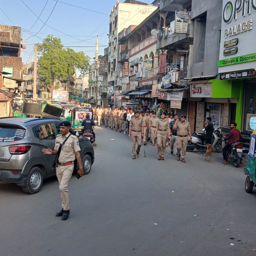 ગોધરામાં શાંતિપૂર્ણ ચૂંટણી માટે પોલીસ તંત્ર સજ્જ:સ્થાનિક સ્વરાજ્યની ચૂંટણી પહેલાં કાયદો-વ્યવસ્થા જાળવવા ફ્લેગમાર્ચ યોજાઈ