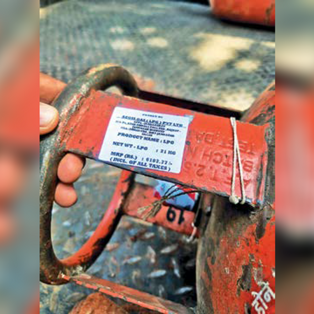 કોમર્શિયલ સિલિન્ડરના ભાવમાં વધારો: પ્રાઇવેટ એજન્સીઓની લૂંટથી રેંકડીધારકોને ભારે નુકશાન.